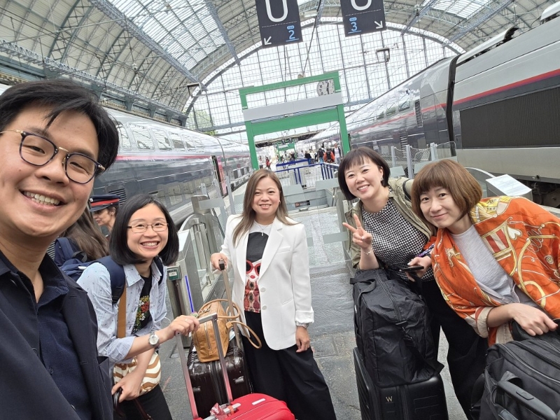 罗淑佩在波尔多火车站与团队留影。 罗淑佩在波尔多火车站与团队留影。