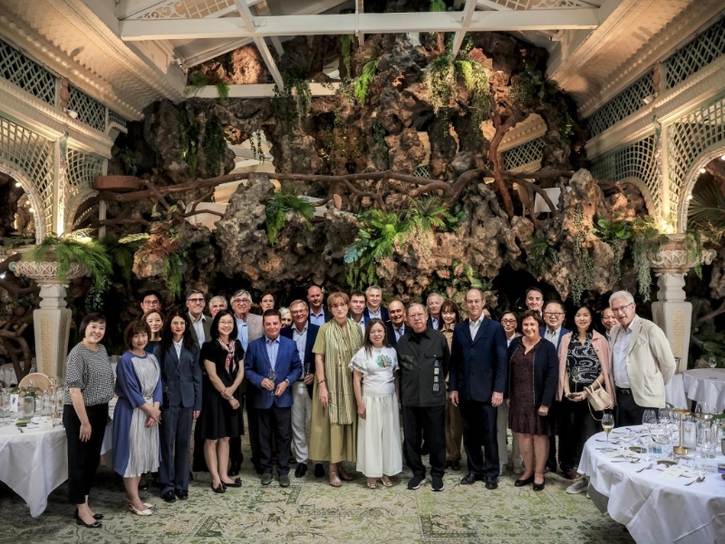 林建岳广邀波尔多酒商、酒庄和政府的好朋友出席晚宴,大家重聚的亲切喜悦,从照片都能看到。 林建岳广邀波尔多酒商、酒庄和政府的好朋友出席晚宴,大家重聚的亲切喜悦,从照片都能看到。