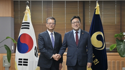 陈茂波(左) 陈茂波(左)