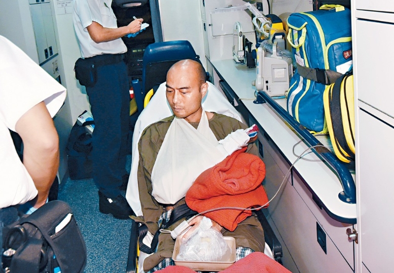 一名警长在新城巿广场暴动中,遭杜启华咬断手指。 一名警长在新城巿广场暴动中,遭杜启华咬断手指。