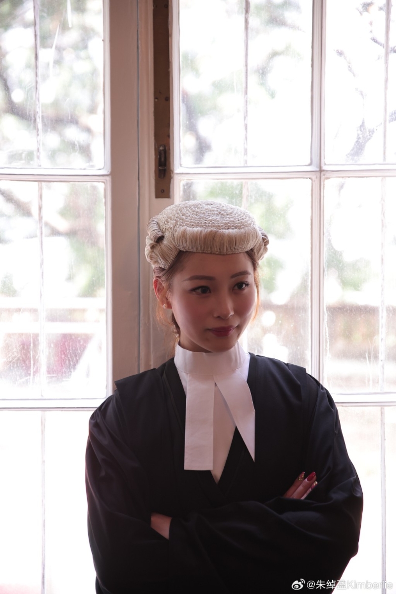 朱绰盈的背景相当强劲 。 朱绰盈的背景相当强劲 。