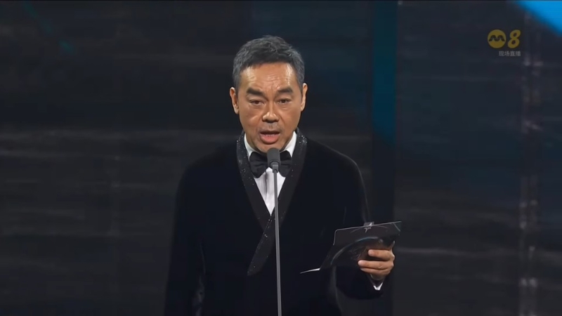 刘青云现身新加坡红星大奖,颁发最佳女主角奖座。 刘青云现身新加坡红星大奖,颁发最佳女主角奖座。