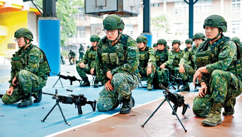 台湾“汉光演习”昨日展开,后备军人在桃园接受战斗训练。 路透社 台湾“汉光演习”昨日展开,后备军人在桃园接受战斗训练。 路透社