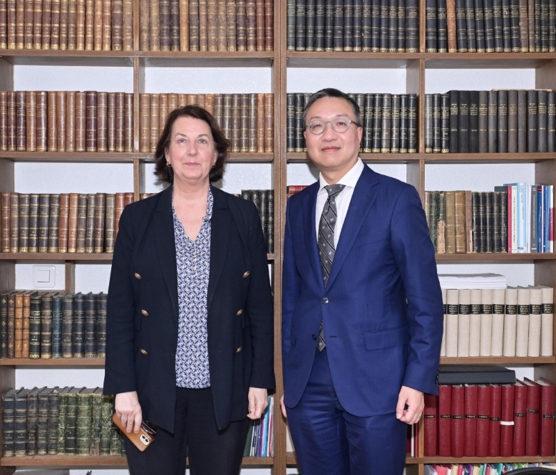 林定国(右)与巴黎海事仲裁院秘书长Pascale Mesnil(左)在会面后合照。政府新闻处 林定国(右)与巴黎海事仲裁院秘书长Pascale Mesnil(左)在会面后合照。政府新闻处