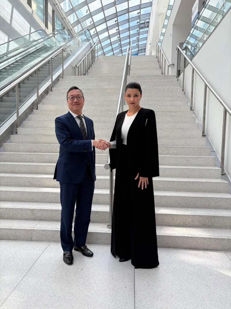 林定国(左)与财务行动特别组织主席Elisa de Anda Madrazo(右)在会面后合照。政府新闻处 林定国(左)与财务行动特别组织主席Elisa de Anda Madrazo(右)在会面后合照。政府新闻处