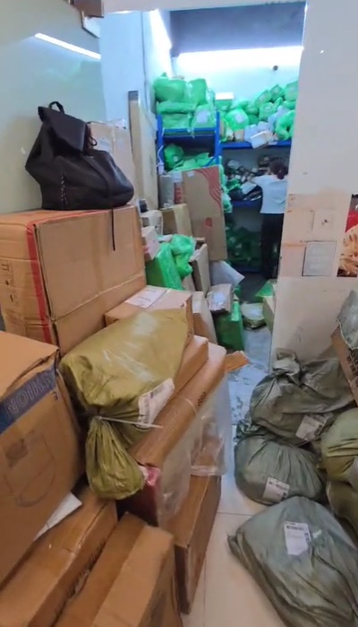 坑口南丰广场自提点,周三排队取货人龙甚长,有货品堆到出商场走廊 。(方保侨提供) 坑口南丰广场自提点,周三排队取货人龙甚长,有货品堆到出商场走廊 。(方保侨提供)