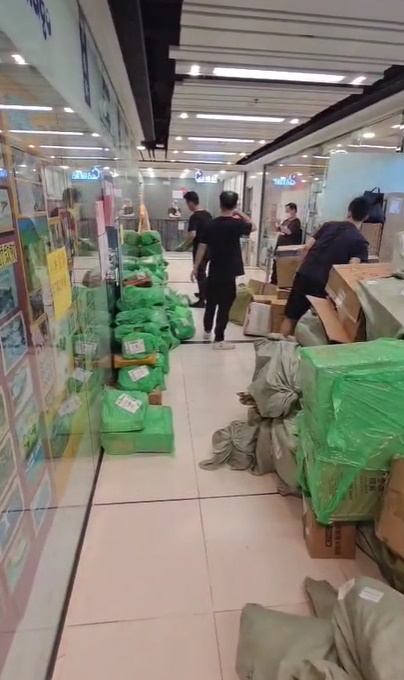 坑口南丰广场自提点,周三排队取货人龙甚长,有货品堆到出商场走廊。(方保侨提供) 坑口南丰广场自提点,周三排队取货人龙甚长,有货品堆到出商场走廊。(方保侨提供)