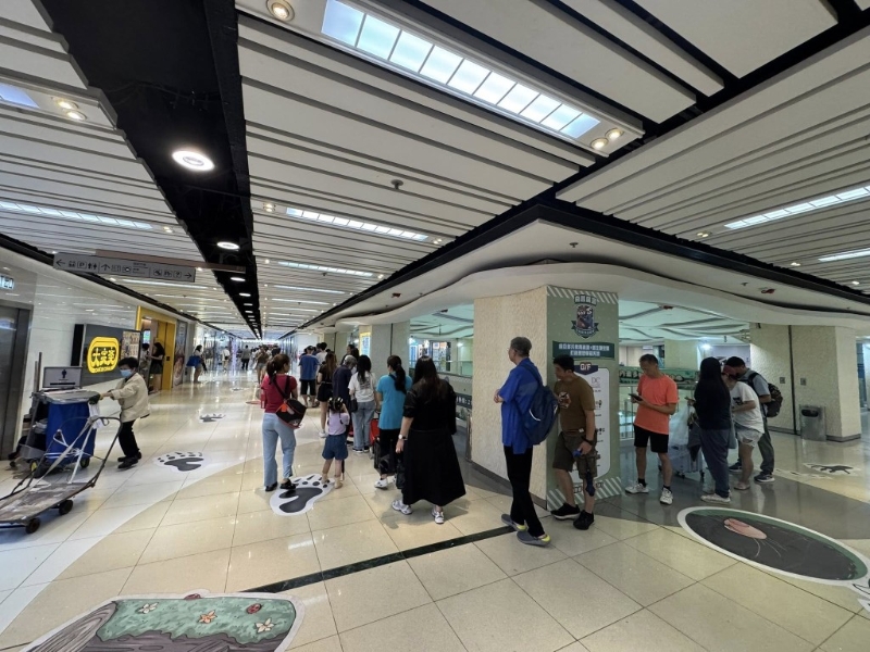 区议员张美雄周四早上南丰广场现场所见,仍有逾百人排队等待取货。(张美雄fb图片) 区议员张美雄周四早上南丰广场现场所见,仍有逾百人排队等待取货。(张美雄fb图片)