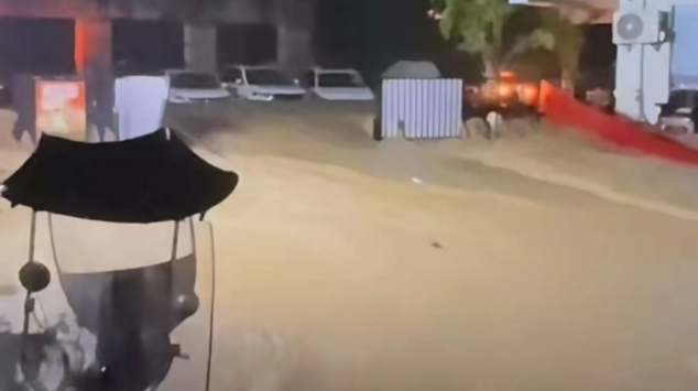 重庆有屋苑女保安被洪水冲走身亡。九派新闻 重庆有屋苑女保安被洪水冲走身亡。九派新闻