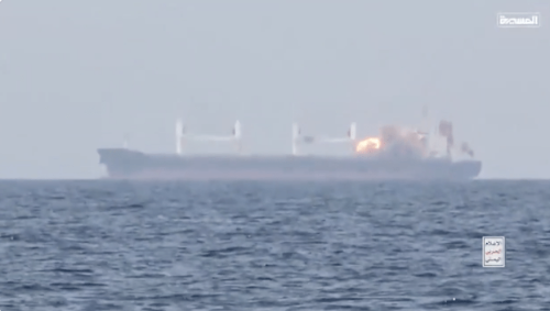 胡塞武装发布影片显示,希腊货轮“永恒C”号遭炸中。 胡塞武装发布影片显示,希腊货轮“永恒C”号遭炸中。