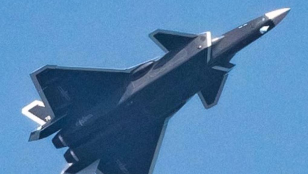 网上疯传的新照显示,中方的全球第一款双座5代战机歼-20S似乎已服役 网上疯传的新照显示,中方的全球第一款双座5代战机歼-20S似乎已服役