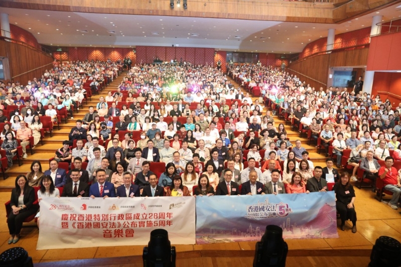 民政事务总署署长杜洁丽(中)出席“庆祝香港特别行政区成立28周年暨《香港国安法》公布实施5周年音乐会”。 民政事务总署署长杜洁丽(中)出席“庆祝香港特别行政区成立28周年暨《香港国安法》公布实施5周年音乐会”。