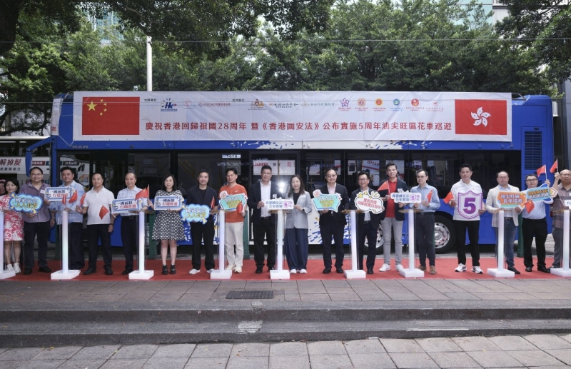 民政事务总署署长杜洁丽(中)与油尖旺民政事务专员余健强(左七)等人在庆回归及国安法公布实施五周年油尖旺区花车巡游主持起步仪式。 民政事务总署署长杜洁丽(中)与油尖旺民政事务专员余健强(左七)等人在庆回归及国安法公布实施五周年油尖旺区花车巡游主持起步仪式。