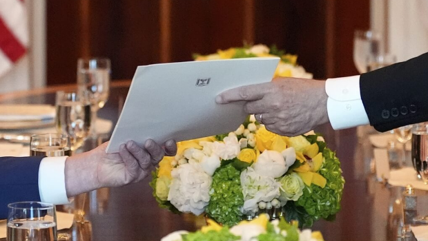 以色列总理内塔尼亚胡7日递交一封提名美国总统特朗普角逐诺贝尔和平奖的信件。 以色列总理内塔尼亚胡7日递交一封提名美国总统特朗普角逐诺贝尔和平奖的信件。