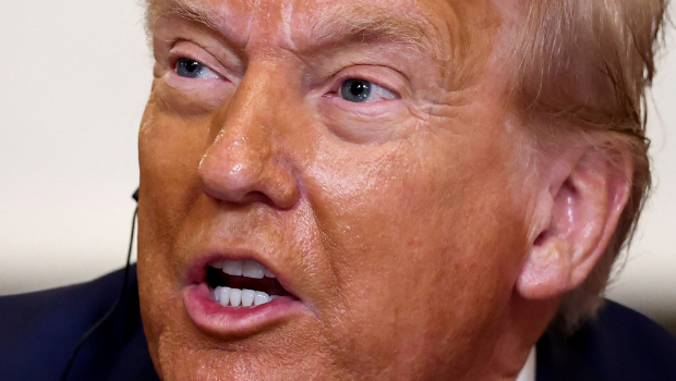 特朗普计划对大多数贸易伙伴征收15%或20%的全面性关税。 特朗普计划对大多数贸易伙伴征收15%或20%的全面性关税。