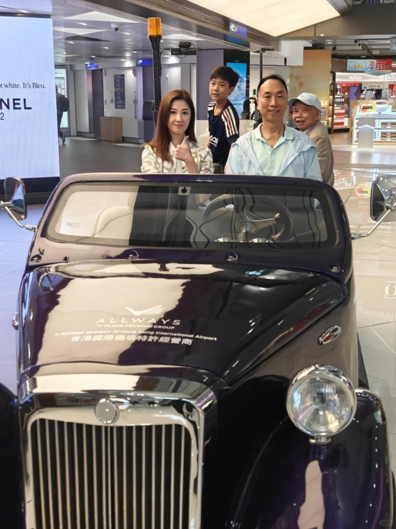 邬友正决定带伤欧游,因为行动不便,于香港机场内获有关方面特别照顾,派出“劳斯莱斯”外型的接送车送邬友正一家到闸口。 邬友正决定带伤欧游,因为行动不便,于香港机场内获有关方面特别照顾,派出“劳斯莱斯”外型的接送车送邬友正一家到闸口。