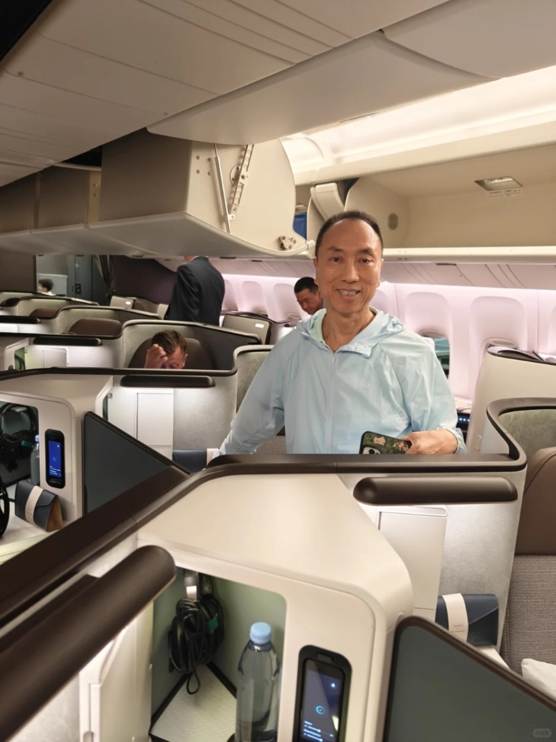 邬友正精神奕奕神情兴奋。 邬友正精神奕奕神情兴奋。