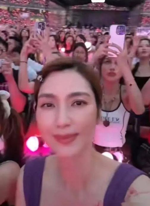 洪欣和女儿飞到韩国欣赏BLACKPINK演唱会。 洪欣和女儿飞到韩国欣赏BLACKPINK演唱会。