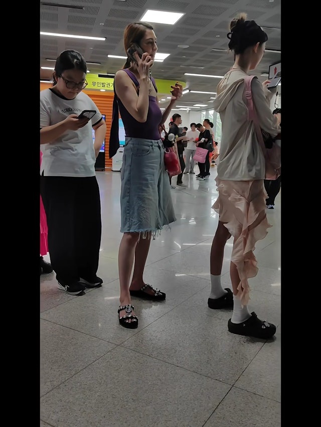 洪欣于演唱会场馆排队时,被指身材走样 洪欣于演唱会场馆排队时,被指身材走样