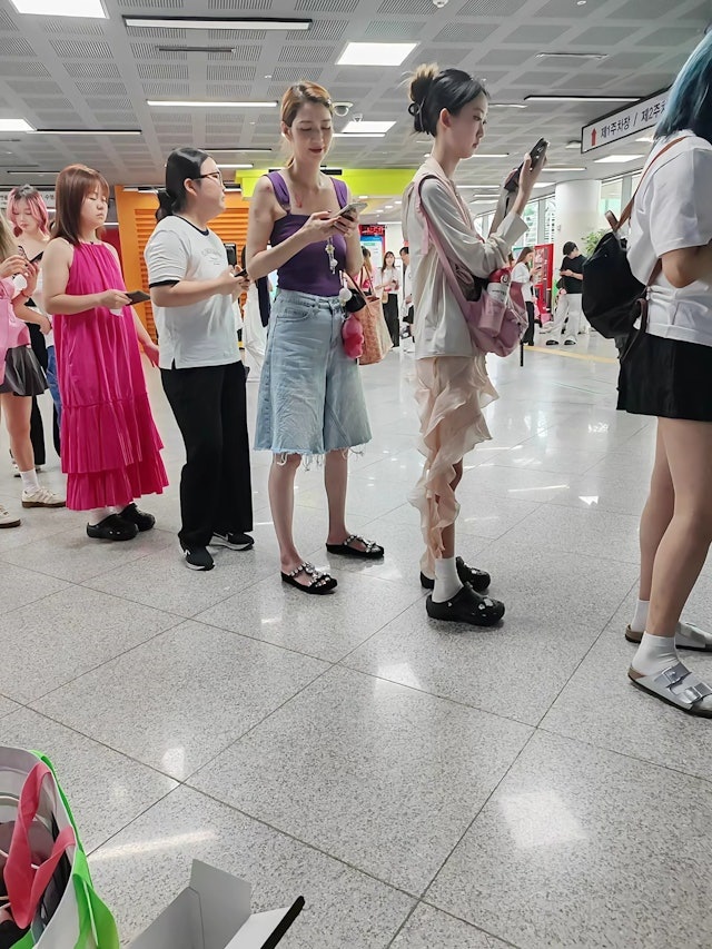 洪欣于演唱会场馆排队时,被指身材走样。 洪欣于演唱会场馆排队时,被指身材走样。