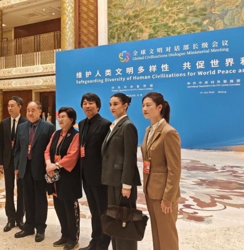 左起:张译(演员)、莫言(作家)、刘兰芳(国家一级演员)、刘震云(作家)、宋佳(演员)、丁宁(乒乓球运动员)。央视 左起:张译(演员)、莫言(作家)、刘兰芳(国家一级演员)、刘震云(作家)、宋佳(演员)、丁宁(乒乓球运动员)。央视