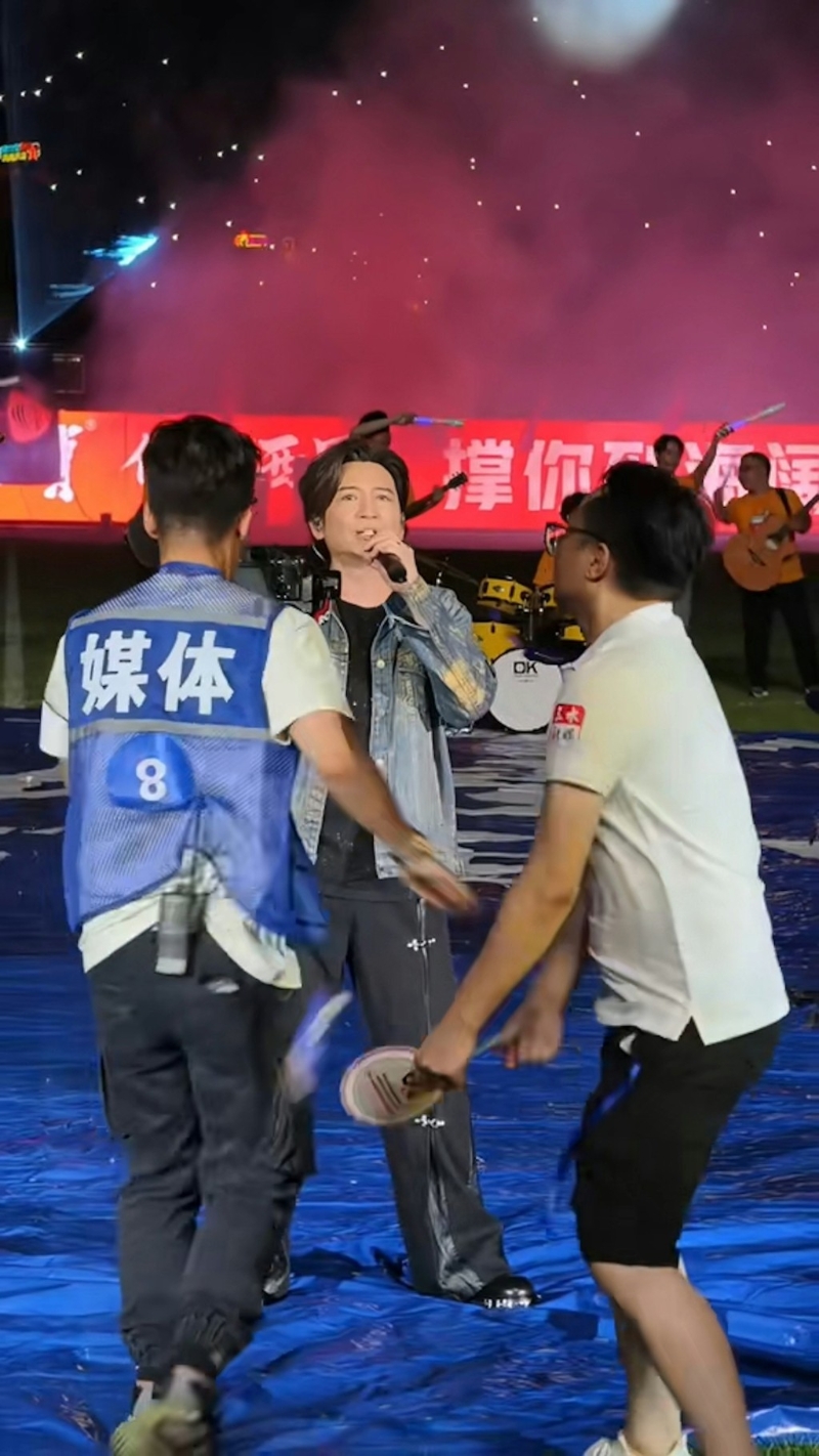 戴有工作证穿白衫的男子,突然上前拉扯“媒体8”摄影师。 戴有工作证穿白衫的男子,突然上前拉扯“媒体8”摄影师。