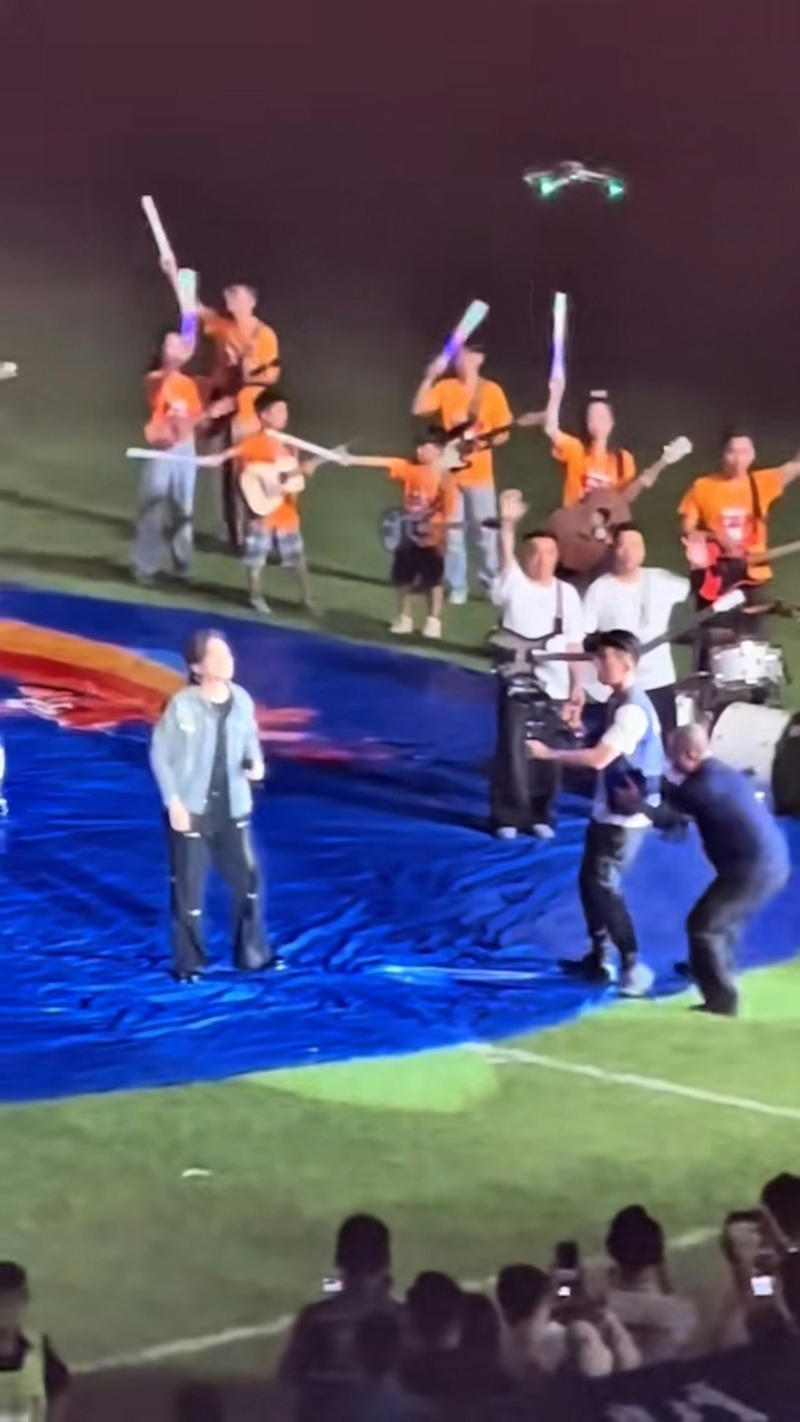 有观众在上层见到再有一名蓝衣男子上前揽实“媒体8”摄影师腰部。 有观众在上层见到再有一名蓝衣男子上前揽实“媒体8”摄影师腰部。