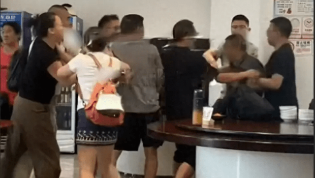 为“早餐时间”起冲突,湖北躁游客围攻民宿老板,与员工爆发混战。 为“早餐时间”起冲突,湖北躁游客围攻民宿老板,与员工爆发混战。