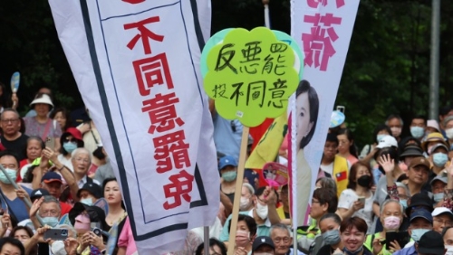 图为北北基“反恶罢团结大会”6月21日在台北荣星花园举行,参与民众挥舞标语并高呼口号,表达反对恶罢的立场。 图为北北基“反恶罢团结大会”6月21日在台北荣星花园举行,参与民众挥舞标语并高呼口号,表达反对恶罢的立场。