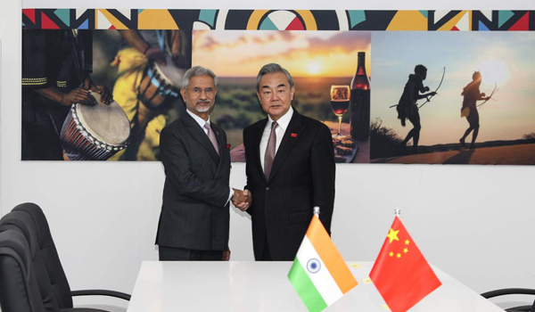 2025年2月21日,中共中央政治局委员、外交部长王毅在约翰内斯堡会见印度外长苏杰生。外交部网站 2025年2月21日,中共中央政治局委员、外交部长王毅在约翰内斯堡会见印度外长苏杰生。外交部网站