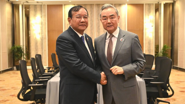 王毅在吉隆坡会见柬埔寨副首相兼外交大臣布拉索昆。新华社 王毅在吉隆坡会见柬埔寨副首相兼外交大臣布拉索昆。新华社