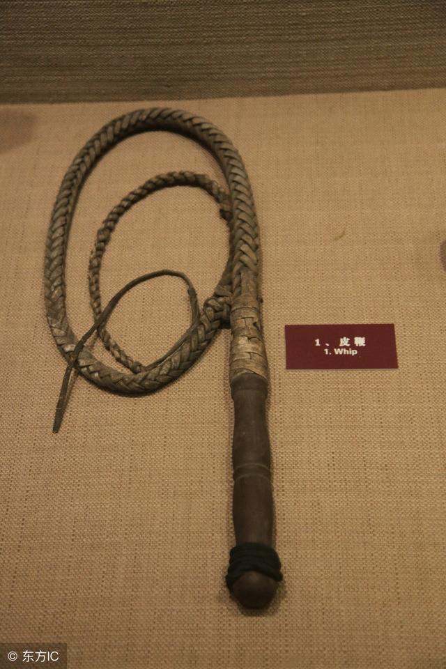 山东枣庄青楼文化馆展示的打妓女用的皮鞭。 山东枣庄青楼文化馆展示的打妓女用的皮鞭。