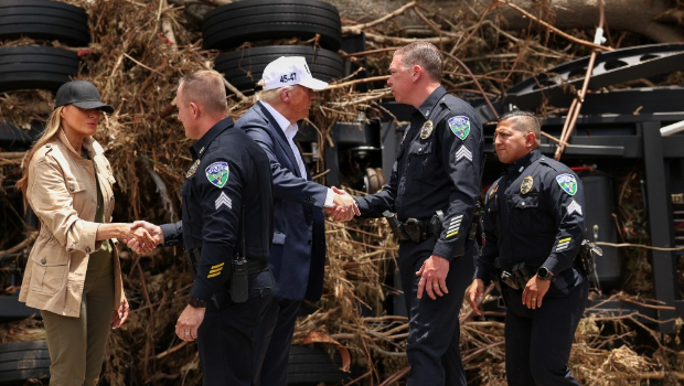特朗普和梅拉尼娅视察德州洪灾,和当地警员握手。路透社 特朗普和梅拉尼娅视察德州洪灾,和当地警员握手。路透社