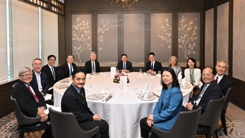 行政长官李家超主持特首顾问团午餐会议,以听取顾问团成员就今年《施政报告》的意见,7月9日举行的第1场会议。左六为前国际货币基金组织副总裁和中国人民银行副行长的朱民。政府新闻处图片 行政长官李家超主持特首顾问团午餐会议,以听取顾问团成员就今年《施政报告》的意见,7月9日举行的第1场会议。左六为前国际货币基金组织副总裁和中国人民银行副行长的朱民。政府新闻处图片