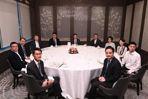 行政长官李家超主持特首顾问团午餐会议,以听取顾问团成员就今年《施政报告》的意见,7月10日举行的第2场会议。左五为“杭州六小龙”的浙江强脑科技有限公司创始人韩璧丞,右二为“杭州六小龙”的杭州宇树科技有限公司创始人王兴兴。政府新闻处图片 行政长官李家超主持特首顾问团午餐会议,以听取顾问团成员就今年《施政报告》的意见,7月10日举行的第2场会议。左五为“杭州六小龙”的浙江强脑科技有限公司创始人韩璧丞,右二为“杭州六小龙”的杭州宇树科技有限公司创始人王兴兴。政府新闻处图片