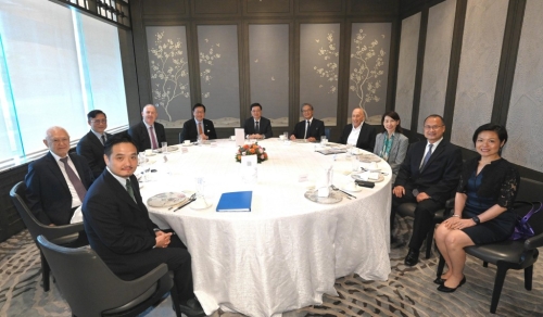 行政长官李家超主持特首顾问团午餐会议,以听取顾问团成员就今年《施政报告》的意见,7月11日举行的第3场会议。政府新闻处图片 行政长官李家超主持特首顾问团午餐会议,以听取顾问团成员就今年《施政报告》的意见,7月11日举行的第3场会议。政府新闻处图片