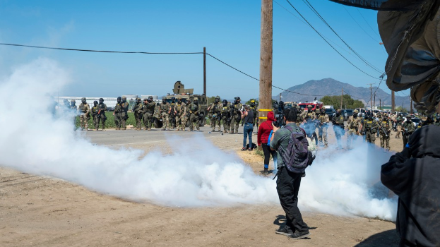 执法人员突袭加州大麻农场搜捕非法移民,向示威者发射催泪弹,现场一片混乱。美联社 执法人员突袭加州大麻农场搜捕非法移民,向示威者发射催泪弹,现场一片混乱。美联社