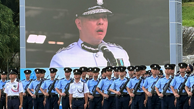 周一鸣在警察学院举行结业会操上致辞。梁 周一鸣在警察学院举行结业会操上致辞。梁