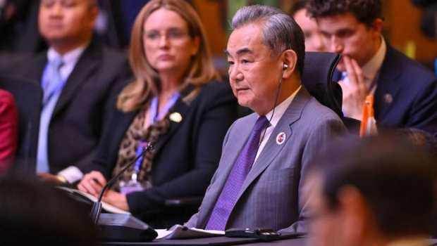 王毅在东亚峰会外长会上阐明中国对“南海仲裁案”的立场。新华社 王毅在东亚峰会外长会上阐明中国对“南海仲裁案”的立场。新华社