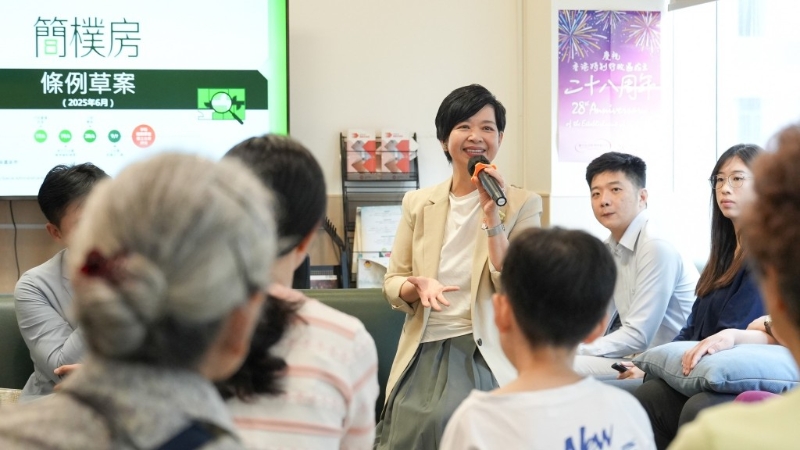 何永贤到深水埗社区客厅介绍简朴房规管制度,并鼓励劏房户申请简约公屋和过渡性房屋。何永贤fb 何永贤到深水埗社区客厅介绍简朴房规管制度,并鼓励劏房户申请简约公屋和过渡性房屋。何永贤fb