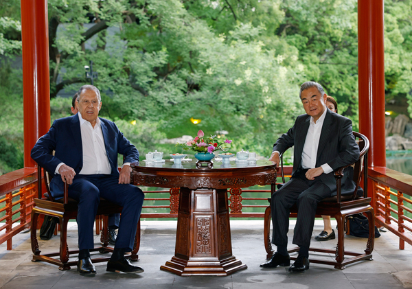 双方还就朝鲜半岛、乌克兰危机、伊朗核等问题交换了意见。 双方还就朝鲜半岛、乌克兰危机、伊朗核等问题交换了意见。