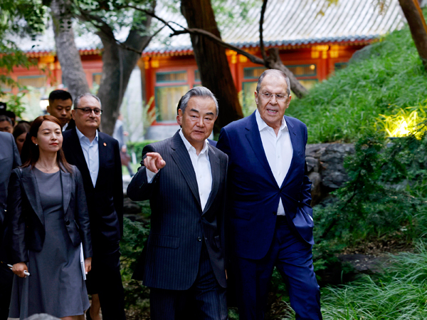 王毅在北京与拉夫罗夫会晤。 王毅在北京与拉夫罗夫会晤。