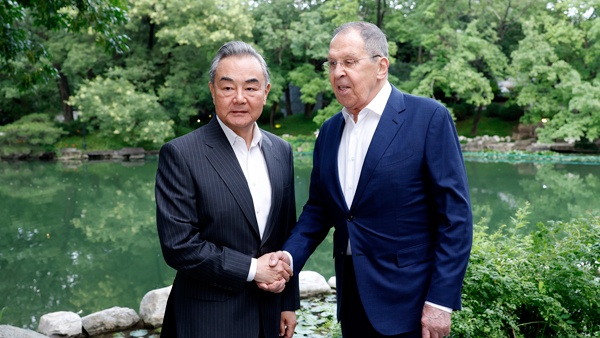 王毅晤俄外长拉夫罗夫,讨谕朝鲜半岛及乌克兰危机等议题。 王毅晤俄外长拉夫罗夫,讨谕朝鲜半岛及乌克兰危机等议题。