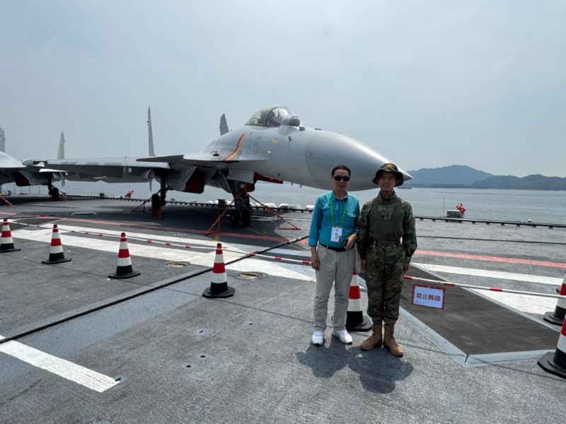 半山东关爱队队长钟百崇(左)登上山东舰航母编队参观,对祖国军备现代化感到无比自豪。(受访者提供) 半山东关爱队队长钟百崇(左)登上山东舰航母编队参观,对祖国军备现代化感到无比自豪。(受访者提供)