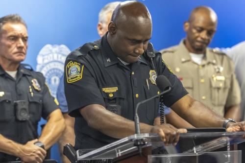 当地警察局长韦瑟斯(中)讲述案情。美联社 当地警察局长韦瑟斯(中)讲述案情。美联社