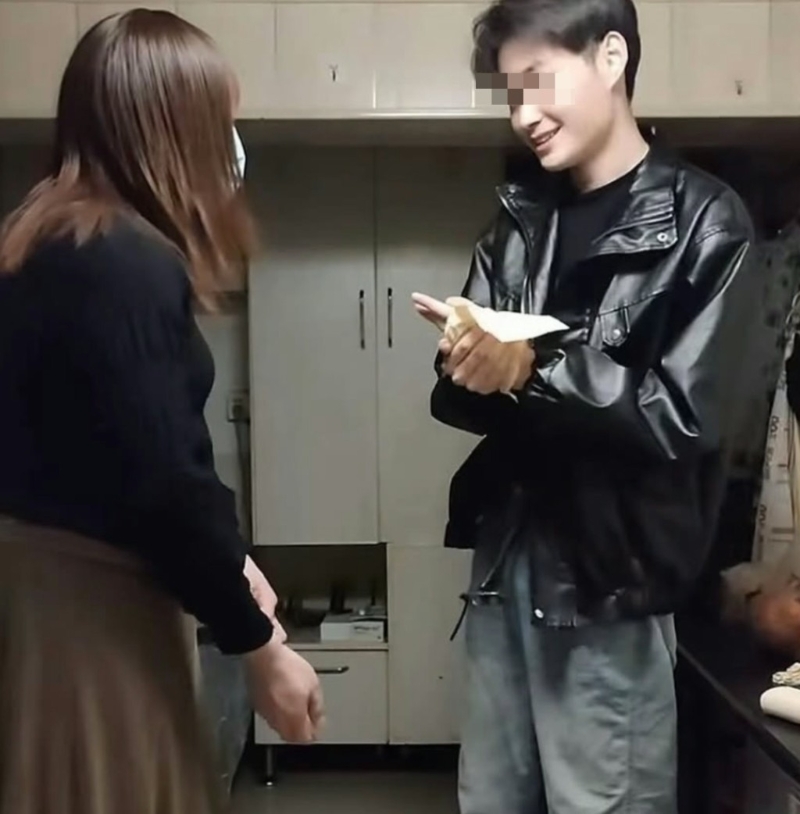 有传“皮衣哥”因事件曝光而与未婚妻解除婚约。 有传“皮衣哥”因事件曝光而与未婚妻解除婚约。