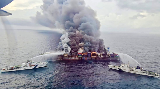 “万海503旺春轮”6月9日航经印度西岸外海时爆炸着火。 法新社 “万海503旺春轮”6月9日航经印度西岸外海时爆炸着火。 法新社