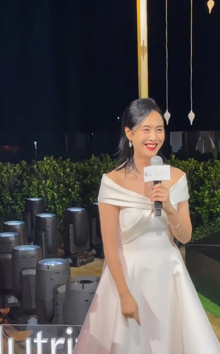 朱茵被指双眼似比往日小。 朱茵被指双眼似比往日小。