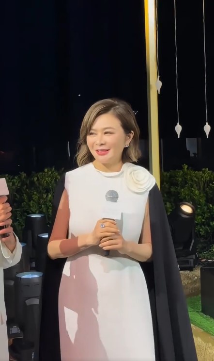 关之琳状态不俗,但有网民却指她跟五索撞样,上围跟以往比较亦有异。 关之琳状态不俗,但有网民却指她跟五索撞样,上围跟以往比较亦有异。