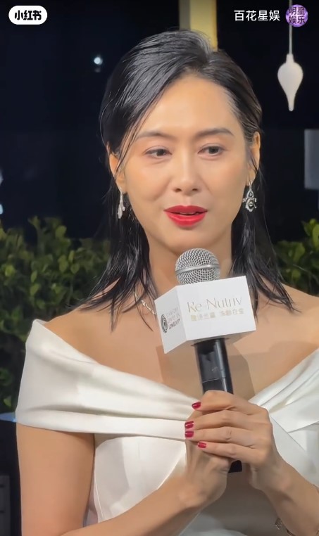 朱茵有鱼尾纹。 朱茵有鱼尾纹。